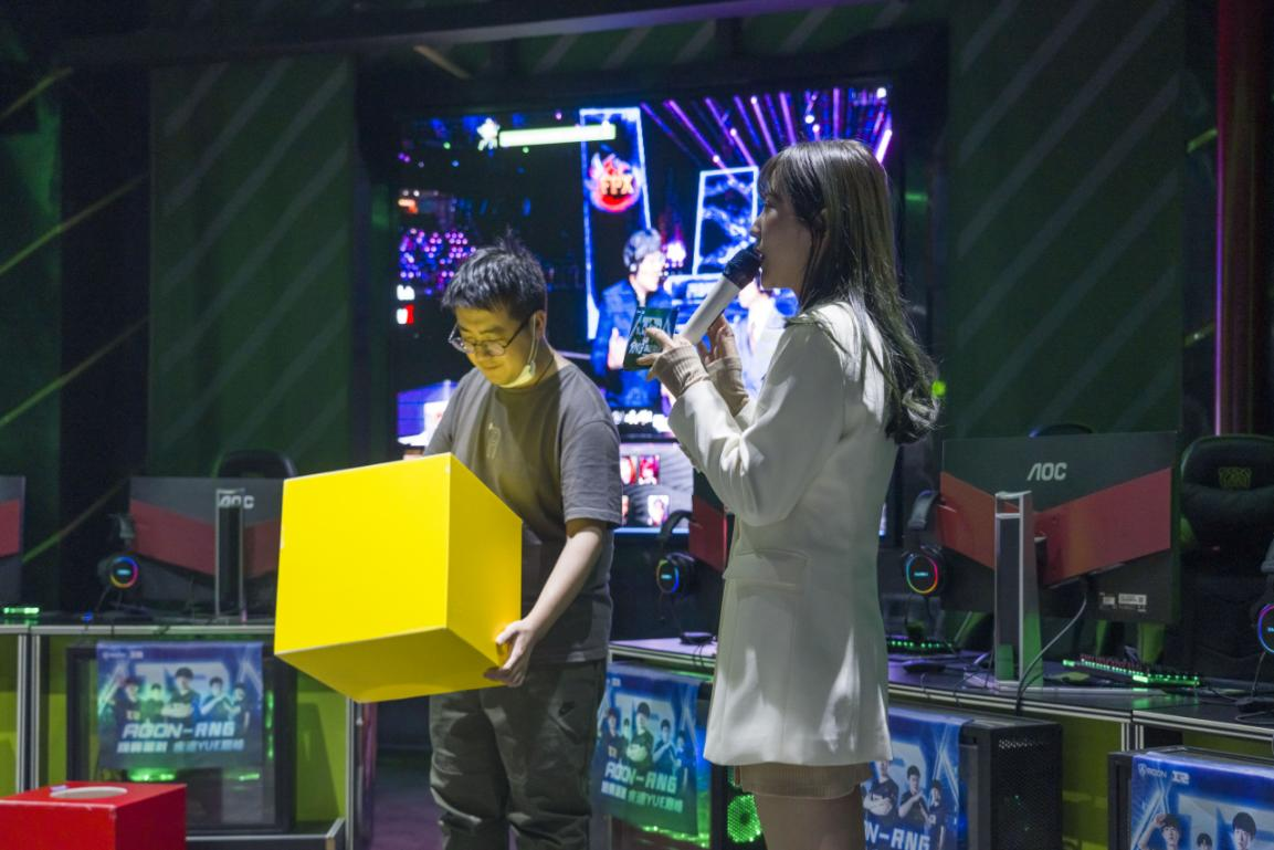 爱游戏体育-科维托娃重返赛场，比赛规则变更首场状态出色，RNG观众沸腾！